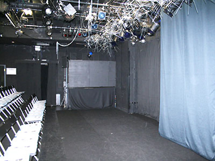 アレンジ例：劇場横使い 劇場奥から入り口・照明音響ブース側を撮影（撮影協力：劇団ヘラクレス様）